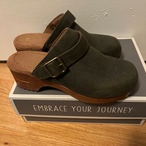 Dark Green women’s clogs